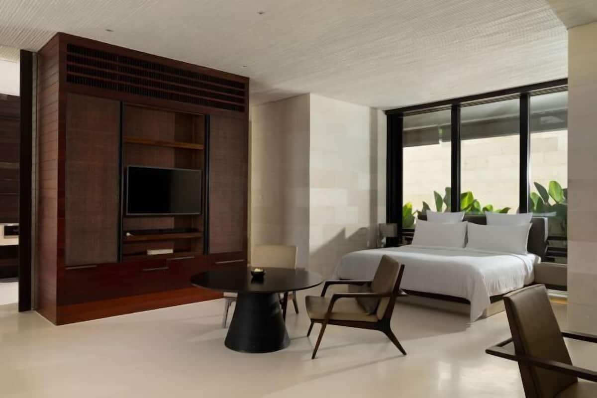 Premium bedding, minibar, in-room safe, desk