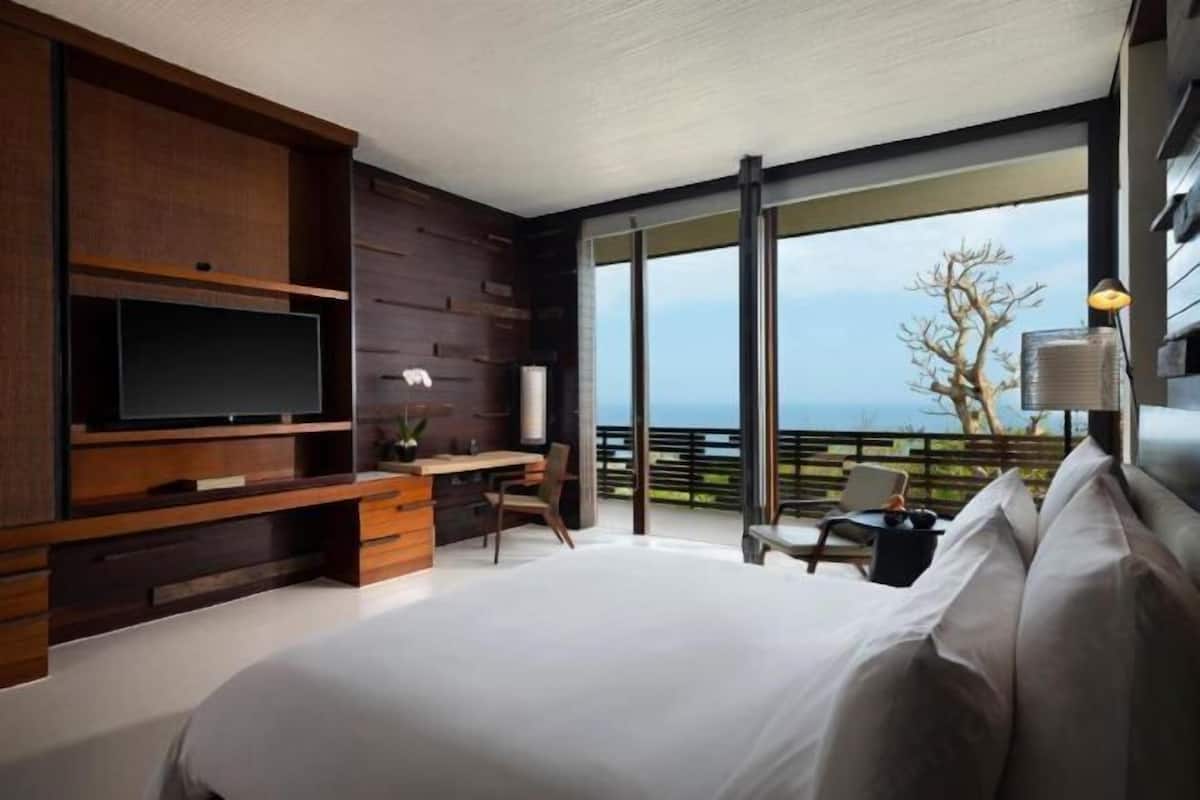 Premium bedding, minibar, in-room safe, desk