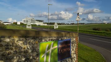 Un muro de piedra con un letrero de Holiday Inn Express.