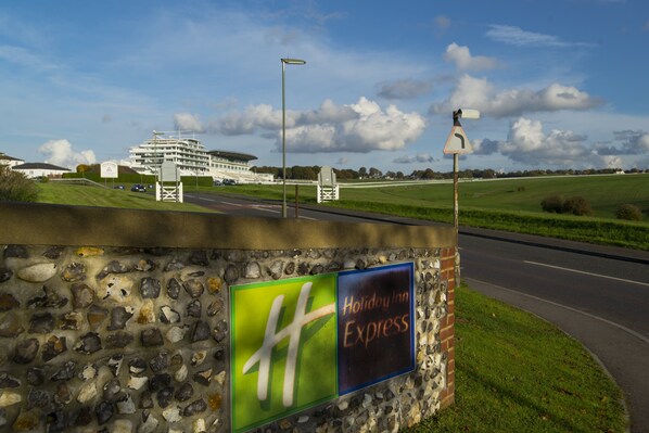 A stone wall with a sign for Holiday Inn Express. - Holiday Inn Express London-Epsom Downs by IHG (Epsom)