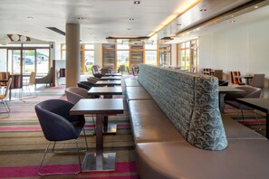 Bao gồm bữa sáng đầy đủ hàng ngày 