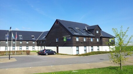 Holiday Inn Express London-Epsom Downs by IHG – Affordable hotel in Epsom