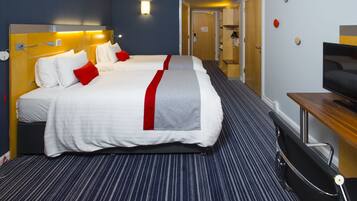 Bureau, rideaux occultants, fer et planche Ă repasser