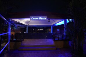 2 bares o lounges, bar en la alberca, bar junto a la alberca 