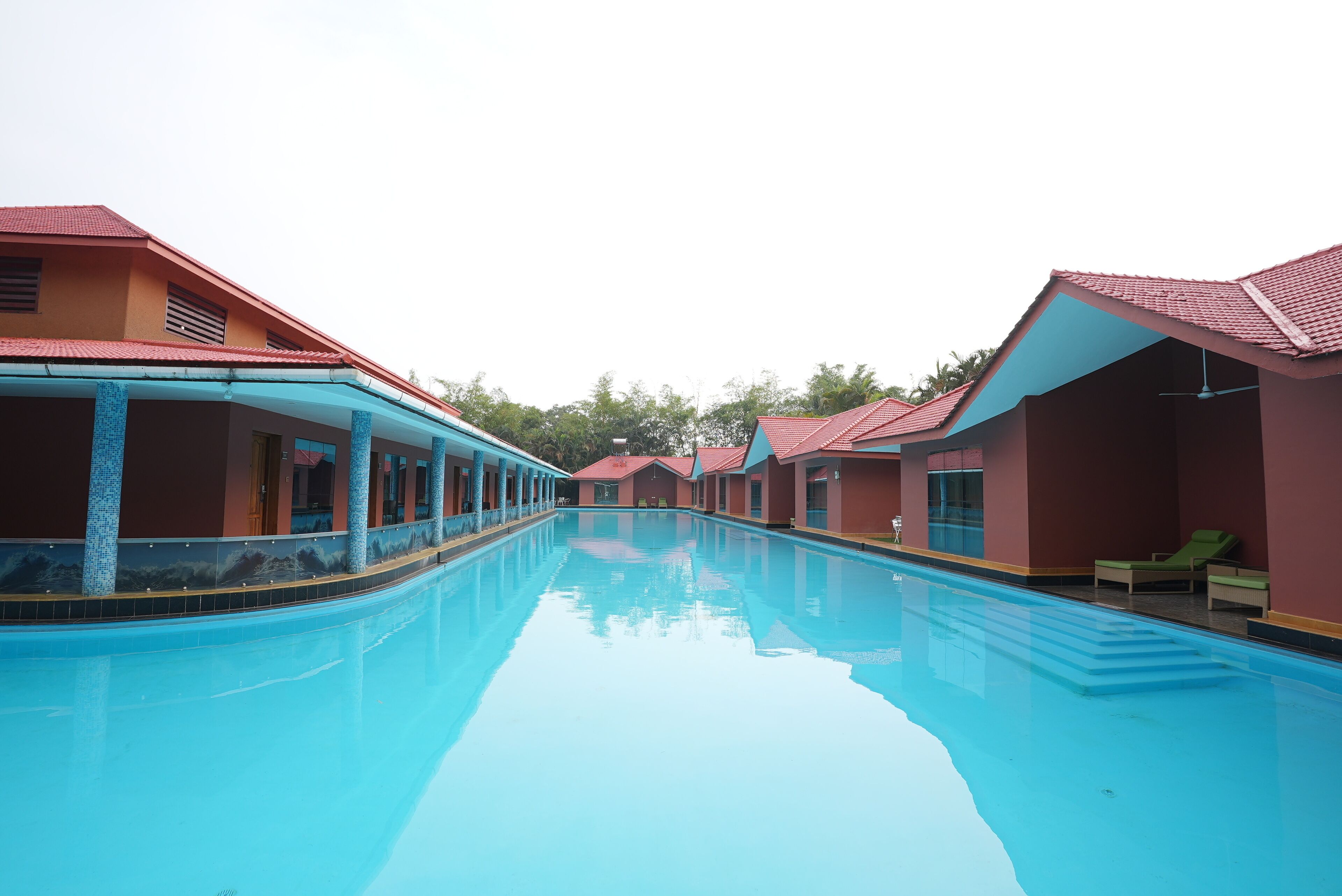 Una piscina cubierta, tumbonas