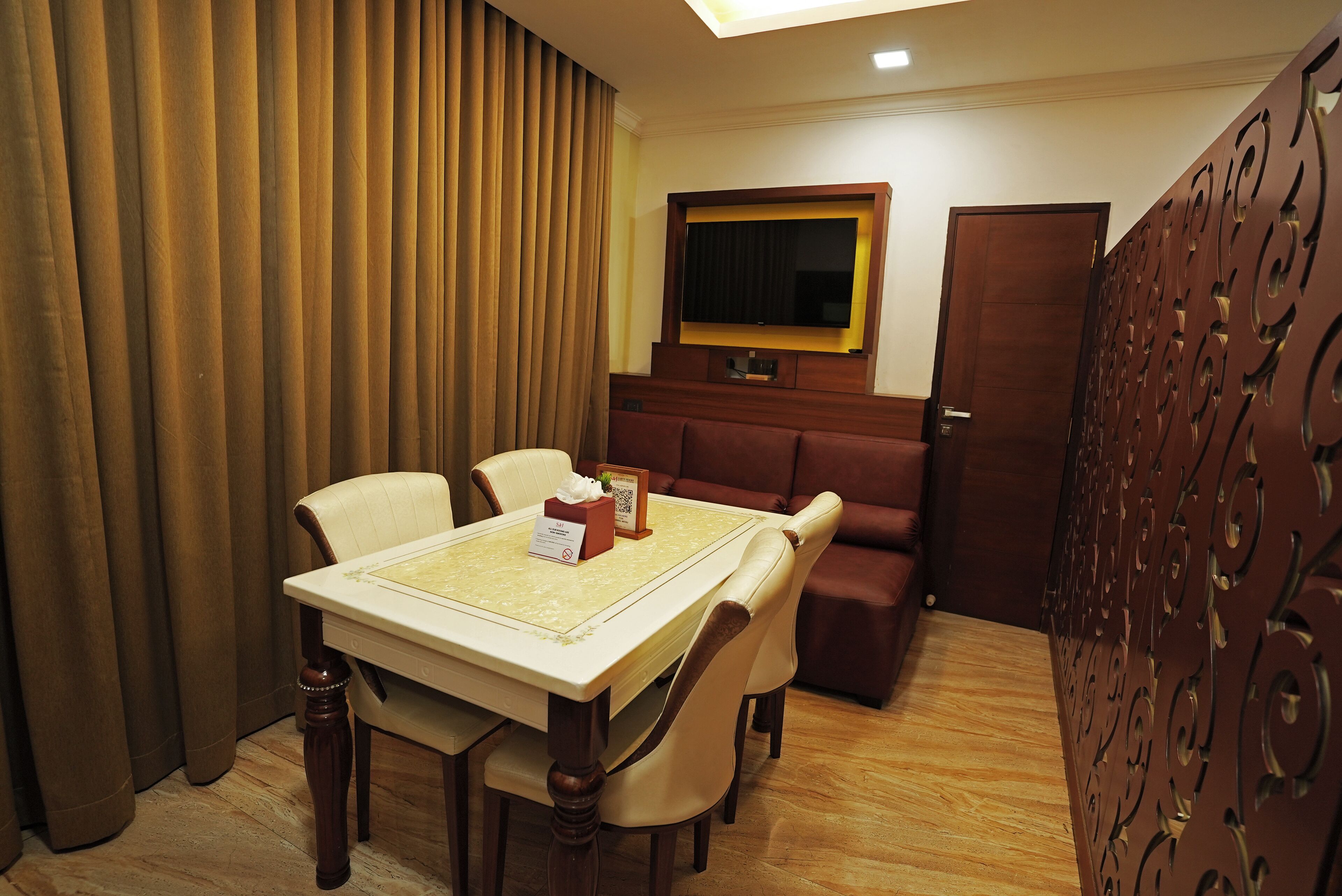 Habitación Club | Zona de estar | Una televisión de pantalla plana