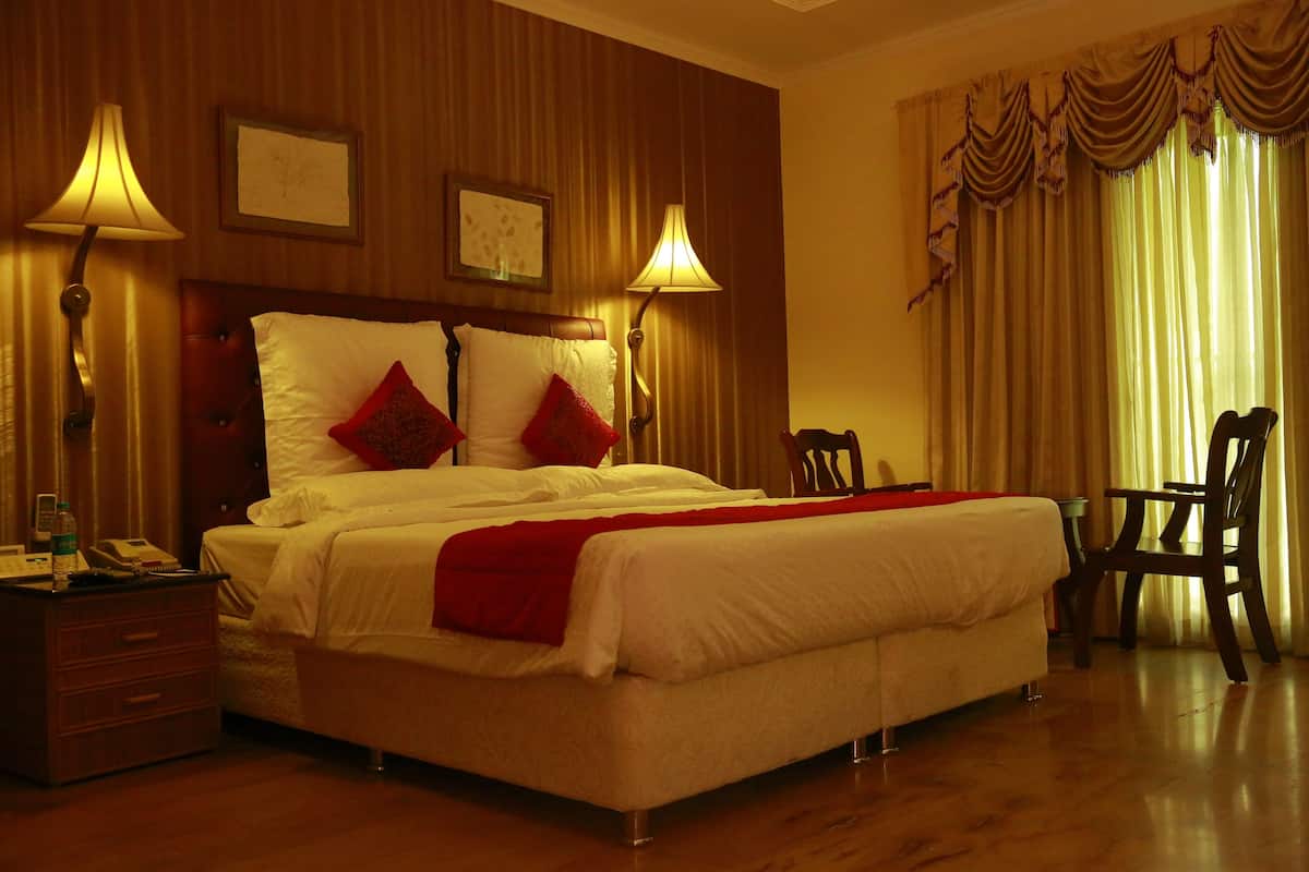 premium room | 1 bedroom, premium bedding, minibar, in-room safe