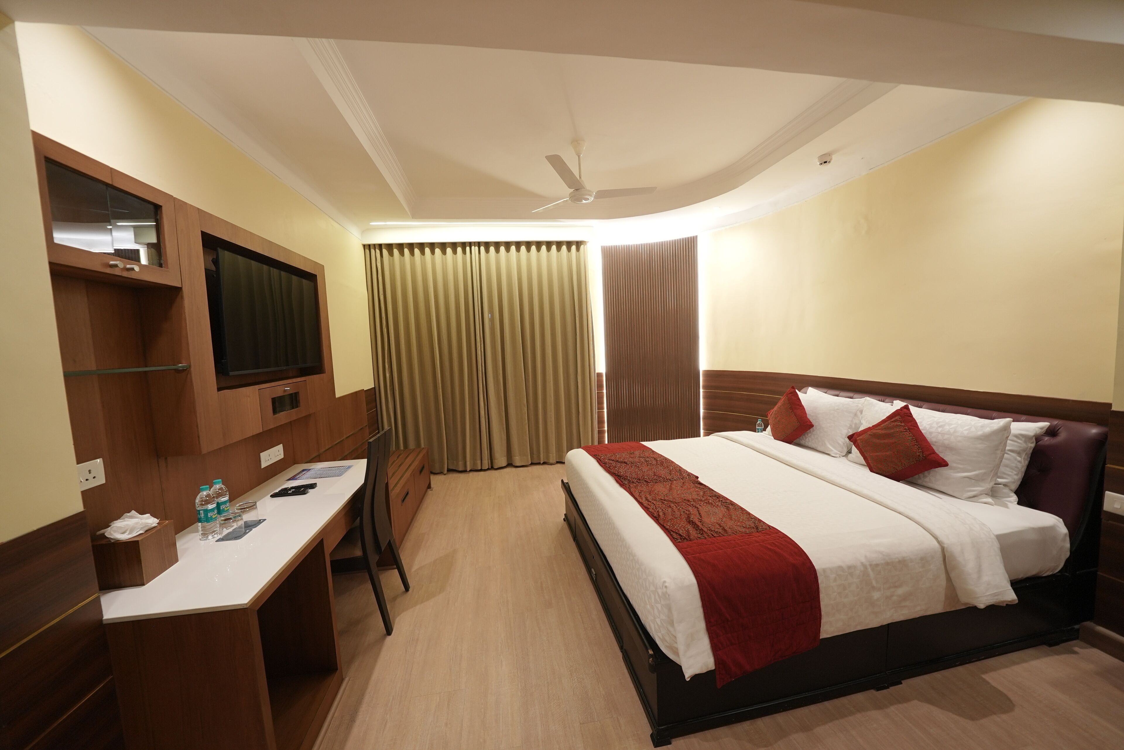 Luxury Suite | Premium bedding, minibar, in-room safe, desk