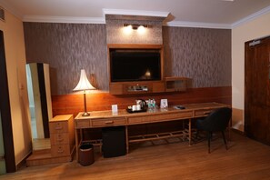 أغطية فراش متميزة وميني بار وخزنة داخل الغرفة ومكتب