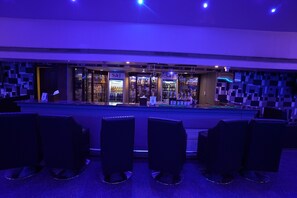 2 bares o lounges, bar en la alberca, bar junto a la alberca 