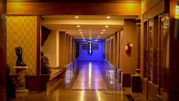 2 quầy bar/khu lounge, quầy bar ngay sát hồ bơi, quầy bar bên hồ bơi