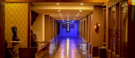 2 bars, un bar a la piscina i un bar al costat de la piscina