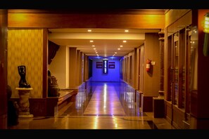 2 개의 바/라운지, 스윔업 바, 풀사이드 바