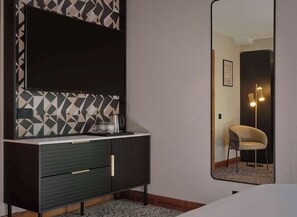 Deluxe Room, 1 King Bed | In-room safe, desk, laptop workspace, blackout drapes - DoubleTree by Hilton Sheffield City (Sheffield)