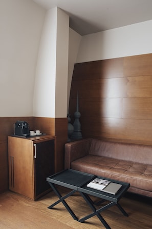 Executive Room, 1 Queen Bed, City View | Premium bedding, minibar, in-room safe, soundproofing