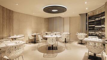 Déjeuner et dîner servis sur place, spécialités Cuisine méditerranéenne