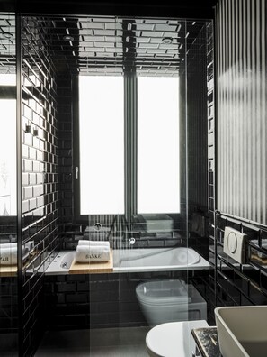 デラックス ルーム クイーンベッド 1 台 シティビュー | バスルーム | 深めの浴槽、ヘアドライヤー、タオル