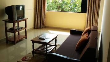 Deluxe-Doppelzimmer, mit Bad | Wohnzimmer | 29-Zoll-Fernseher mit Kabelempfang, DVD-Player