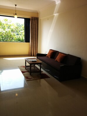 Deluxe Double Room, Ensuite | Living room