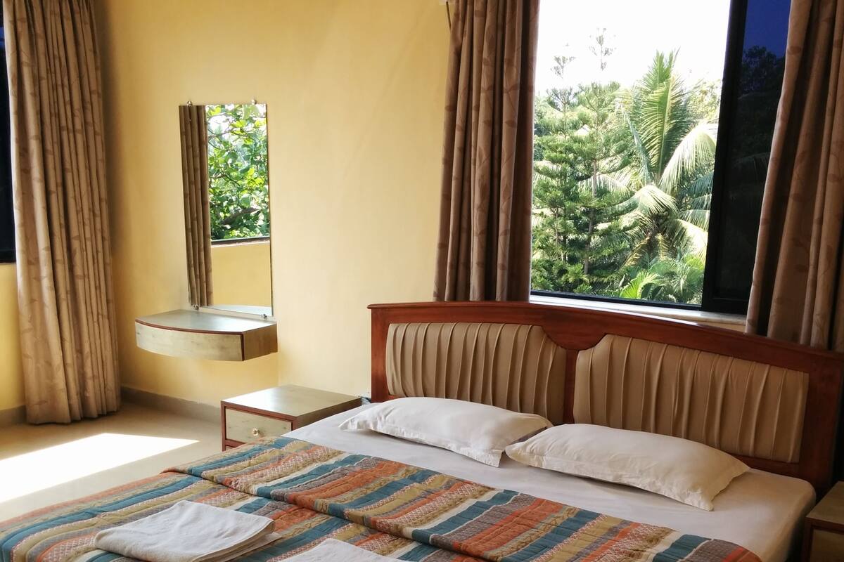 Deluxe-Doppelzimmer, mit Bad | Hochwertige Bettwaren, Minibar, Schreibtisch, Verdunkelungsvorhänge
