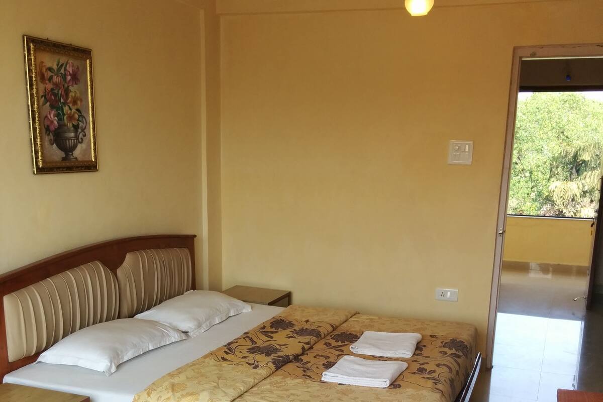 Deluxe-Doppelzimmer, 1 King-Bett | Hochwertige Bettwaren, Minibar, Schreibtisch, Verdunkelungsvorhänge