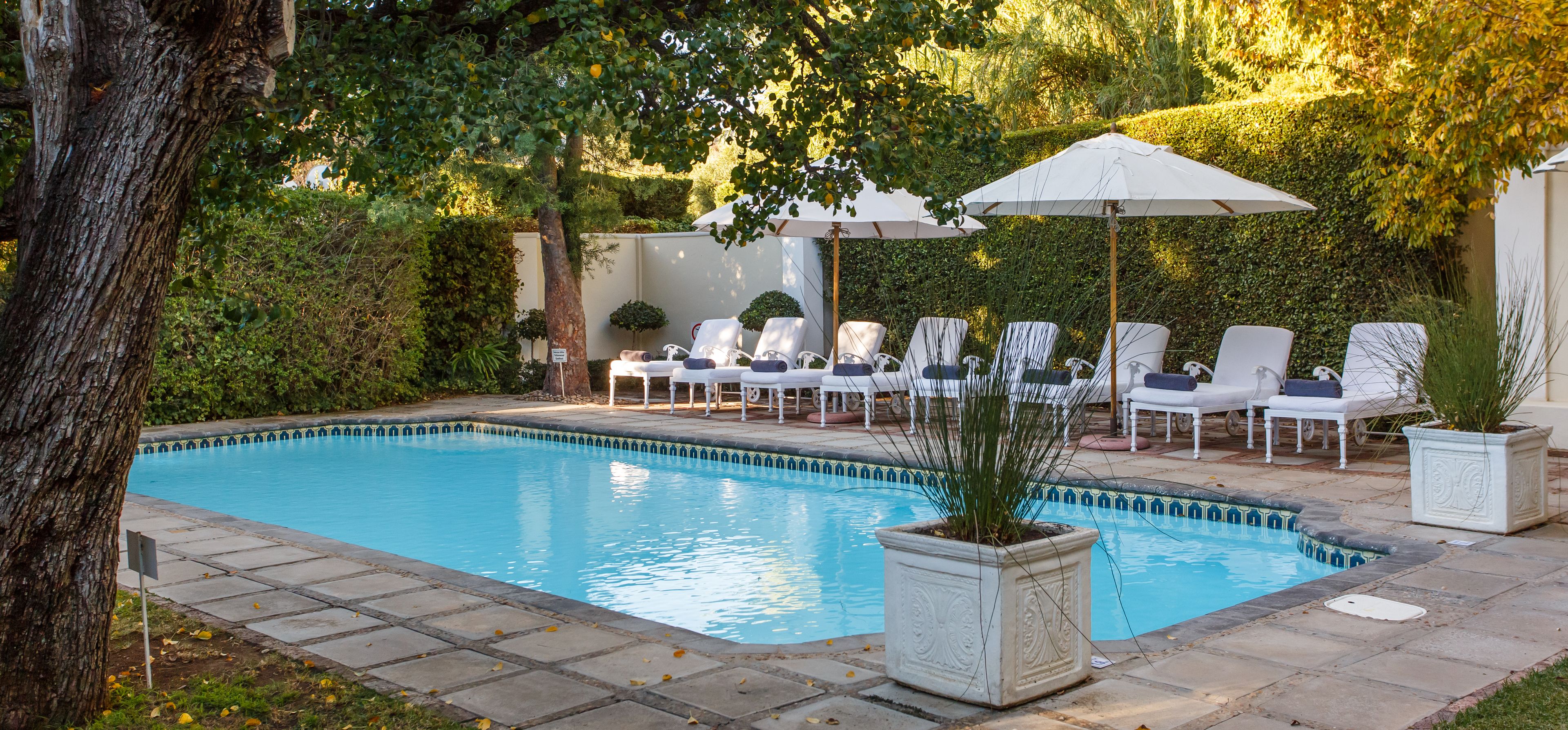 Utendørsbasseng, bassengparasoller og solsenger