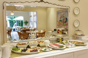 Free daily English breakfast