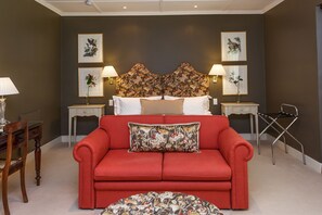 Luksusrom | Sengetøy av topp kvalitet, dundyner, minibar og safe på rommet