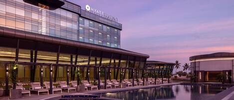 Piscine extérieure, chaises longues