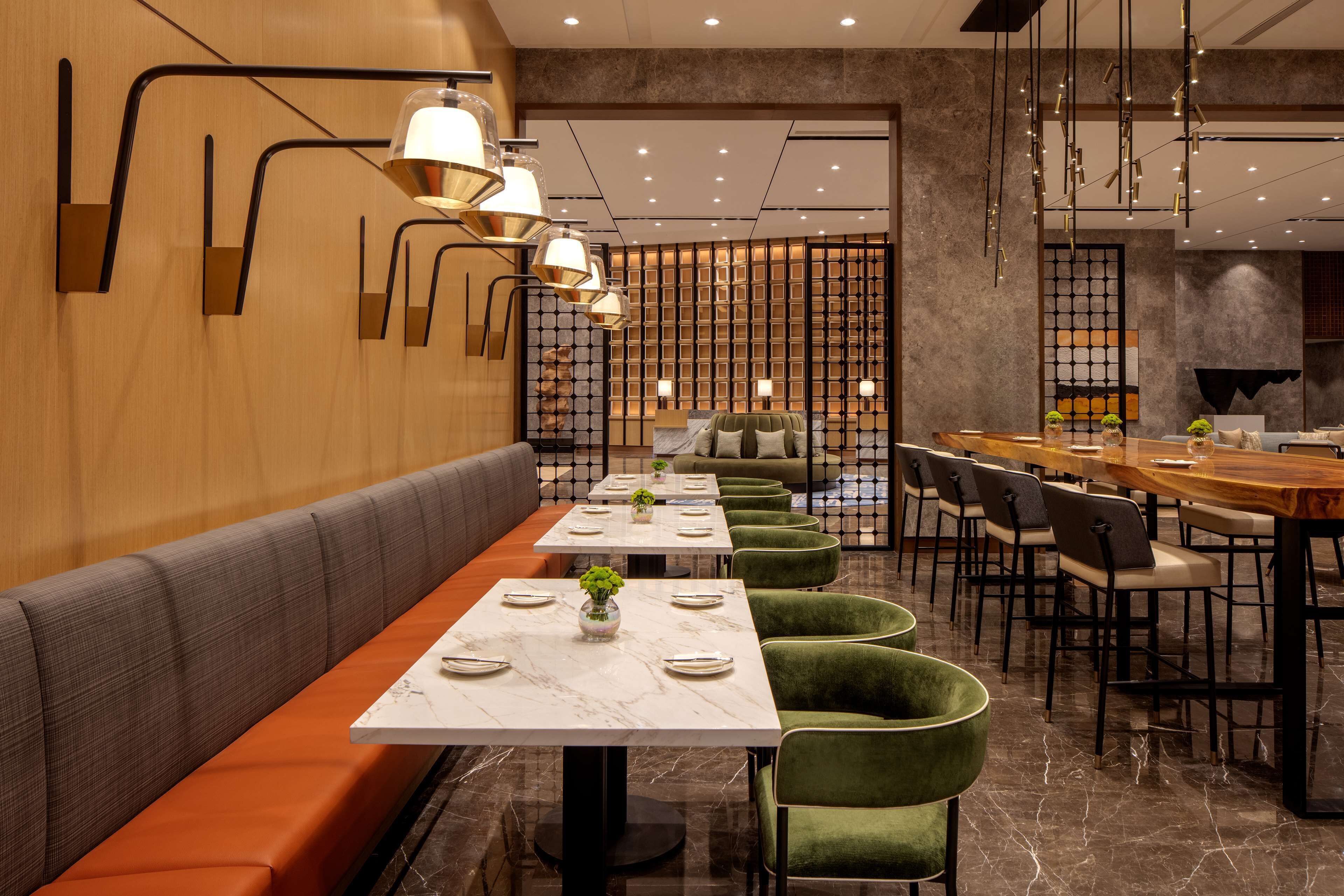 3 restaurants, breakfast served