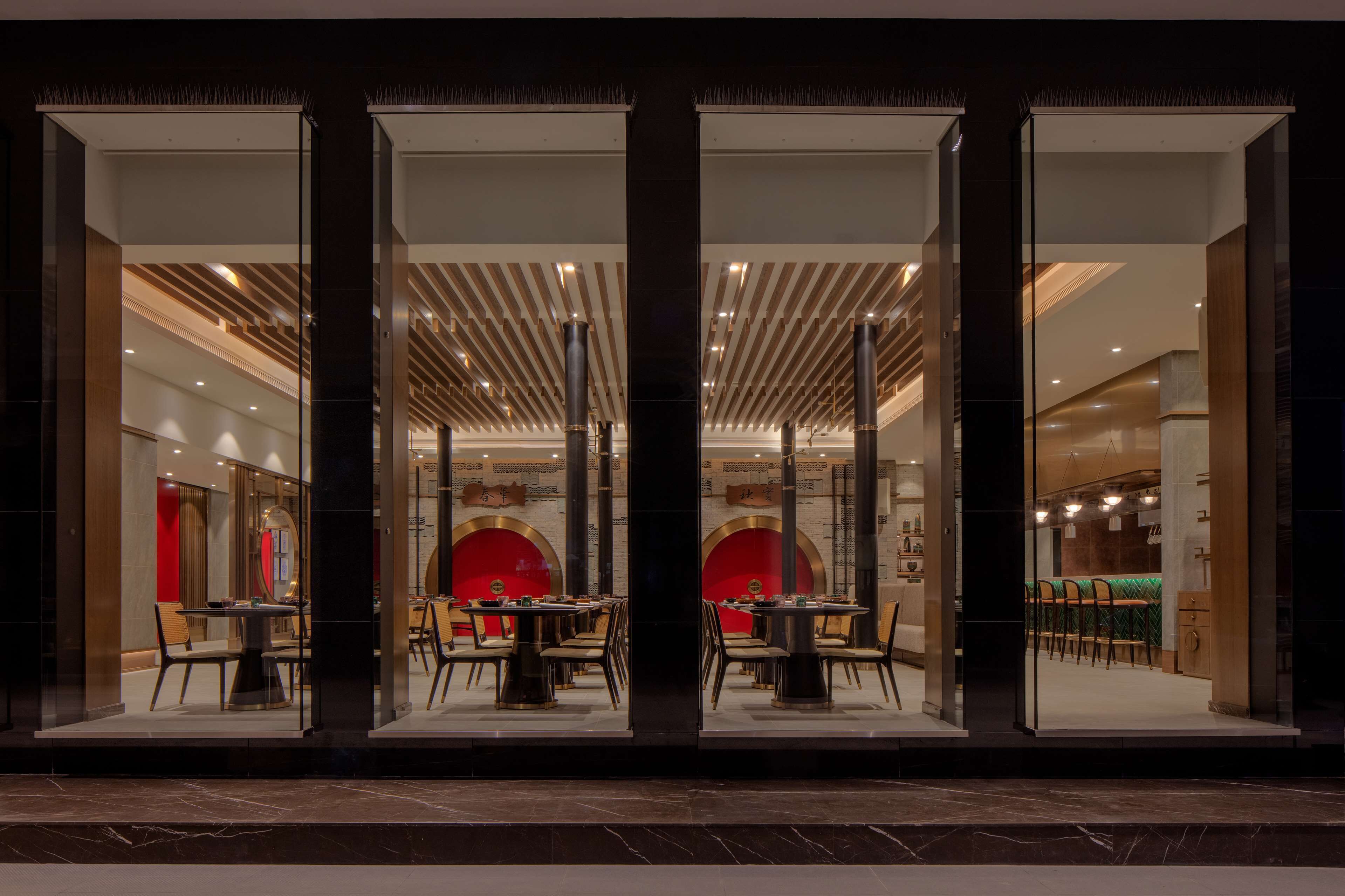 3 restaurants, breakfast served