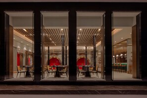 3 restaurants, breakfast served