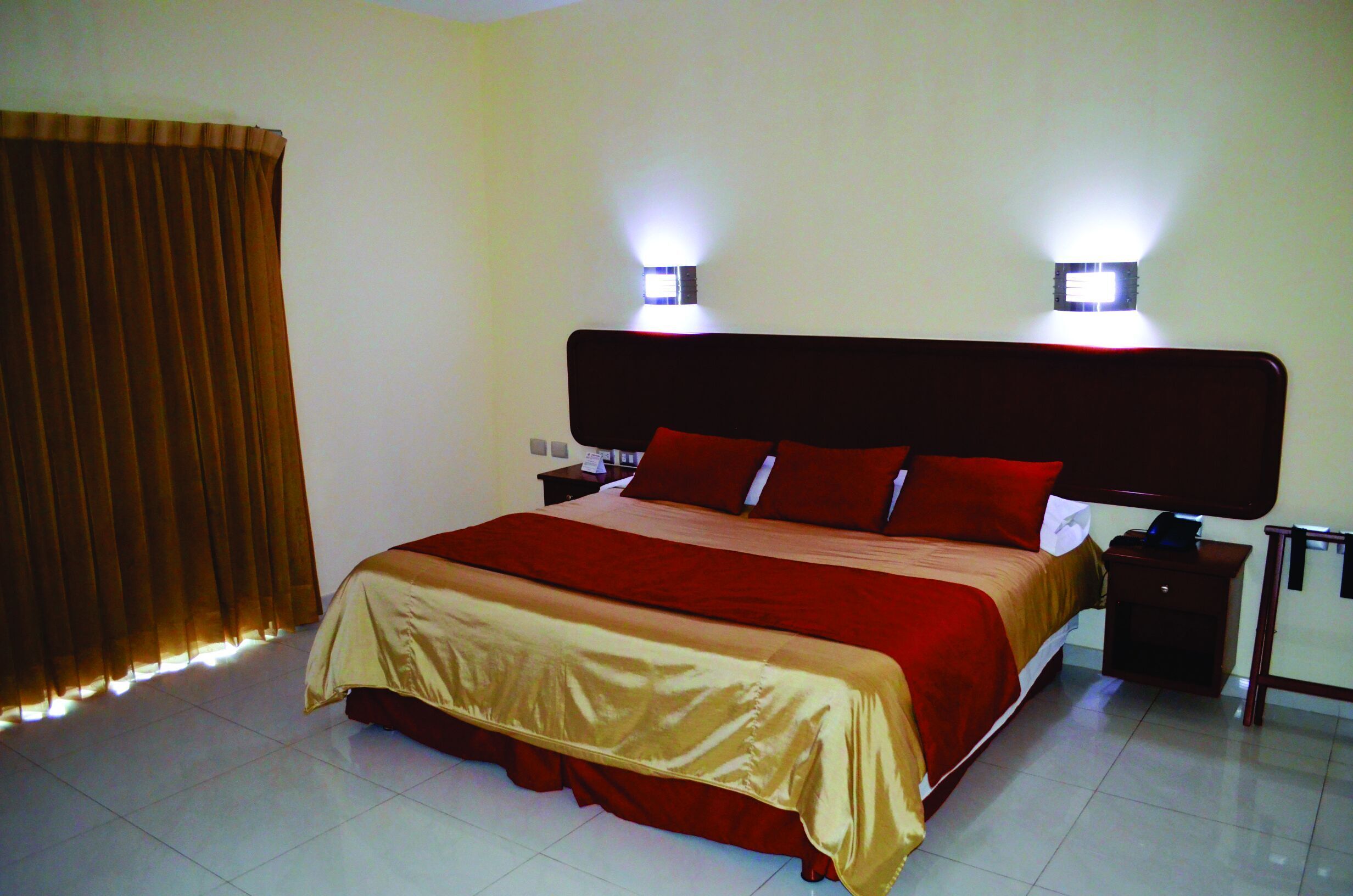 Habitación Premium, vista a la ciudad | Minibar, espacio para trabajar con laptop y cortinas blackout 