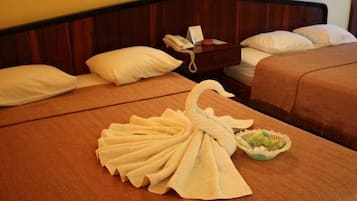 Caja de seguridad en la habitación, escritorio y cortinas blackout