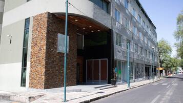 Vista frontal de la propiedad