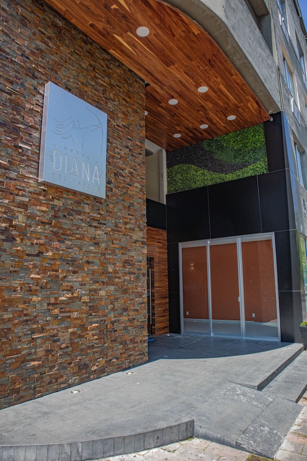 Front of property - Hotel Diana del Bosque by DOT Urban (Morelia)