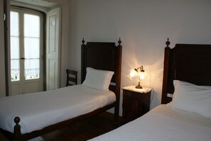 Quarto casal ou duplo | Individualmente decorados, berços grátis