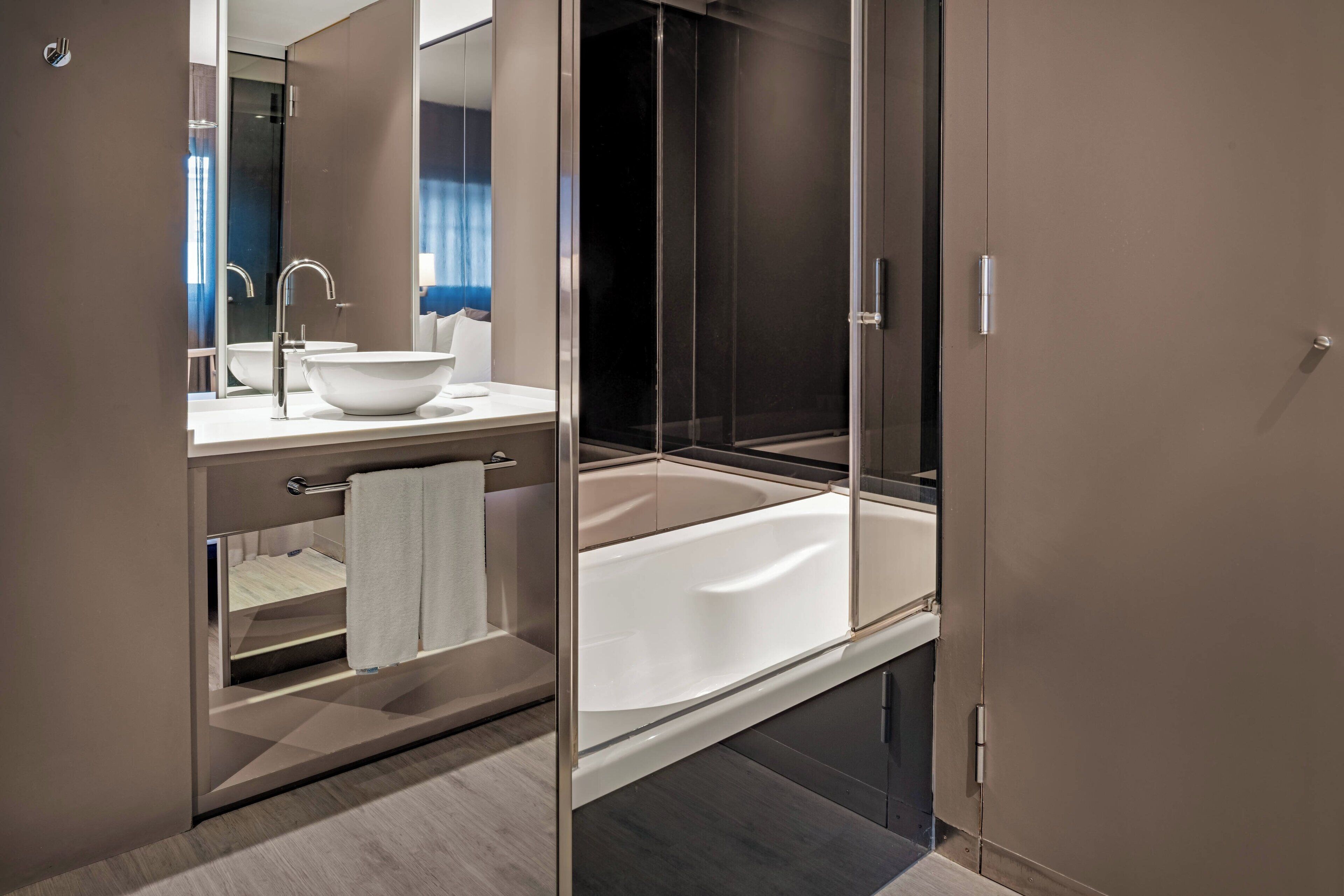 standard room, 1 king bed | bathroom | combined shower/bathtub, free toiletries, hair dryer, towels