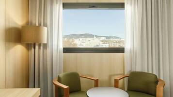 Deluxe-rum - 1 kingsize-säng | Minibar, värdeförvaringsskåp på rummet, skrivbord och gratis barnsängar