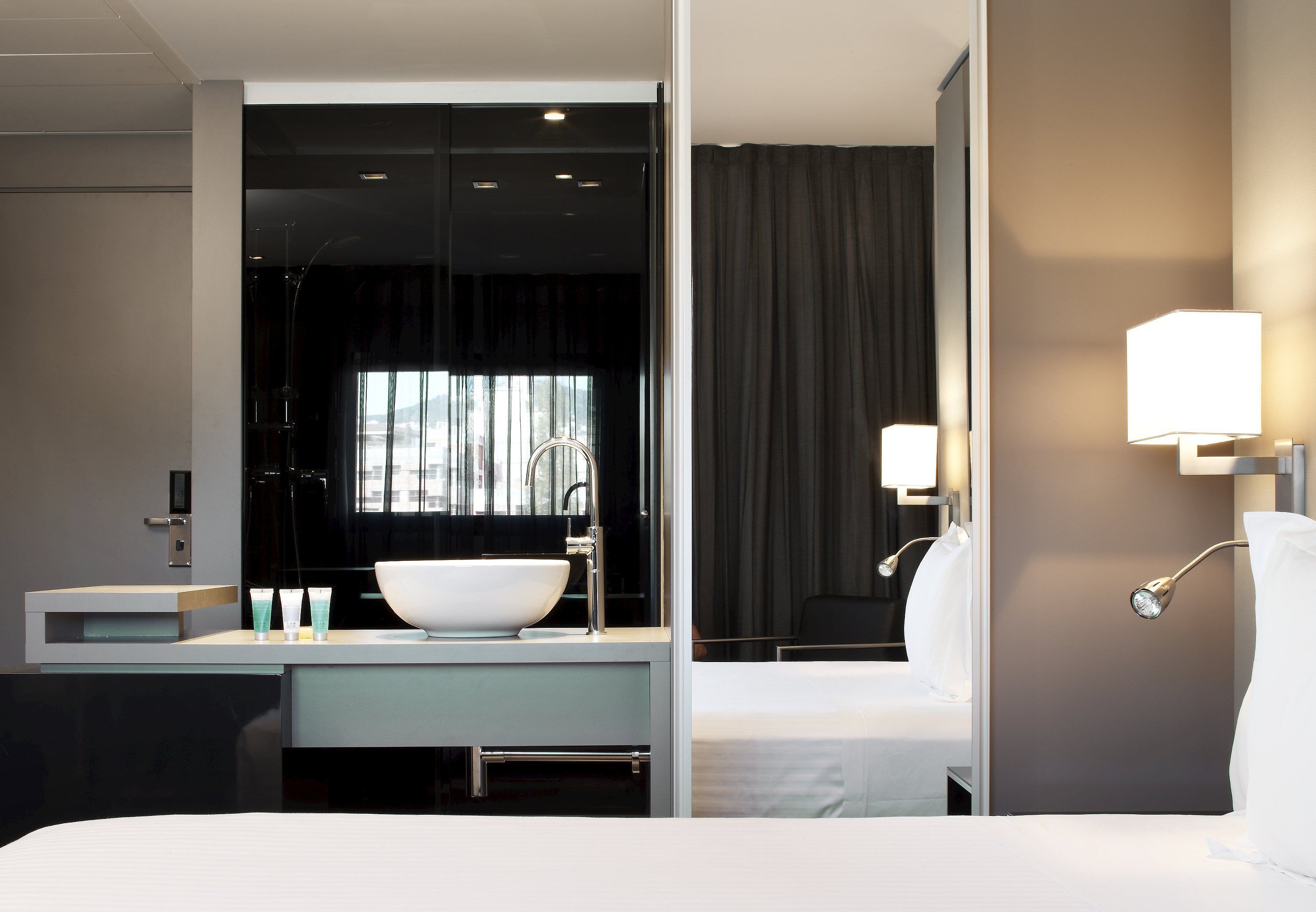 standard room, 1 king bed | 1 bedroom, minibar, in-room safe, desk