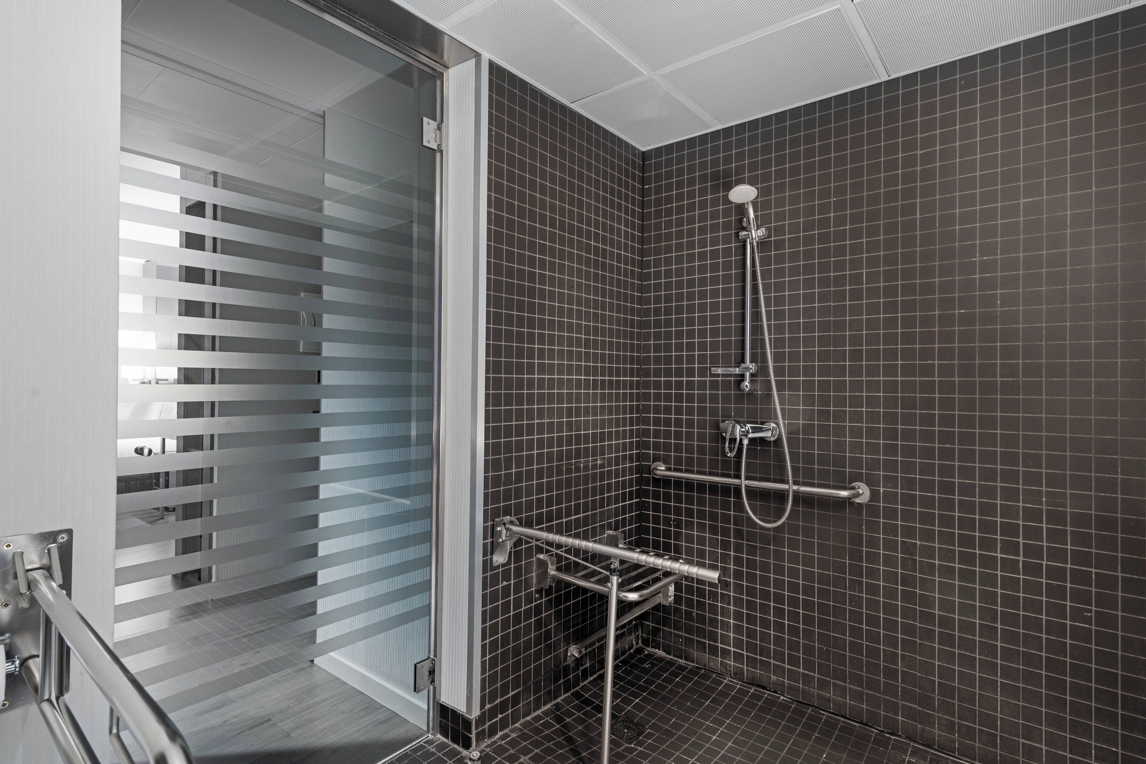 standard room, 1 queen bed | bathroom | combined shower/bathtub, free toiletries, hair dryer, towels