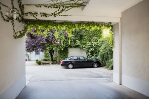 Parcheggio non assistito (EUR 18.00 al giorno)