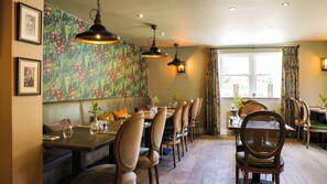 บริการอาหารเช้า อาหารกลางวัน และอาหารเย็น