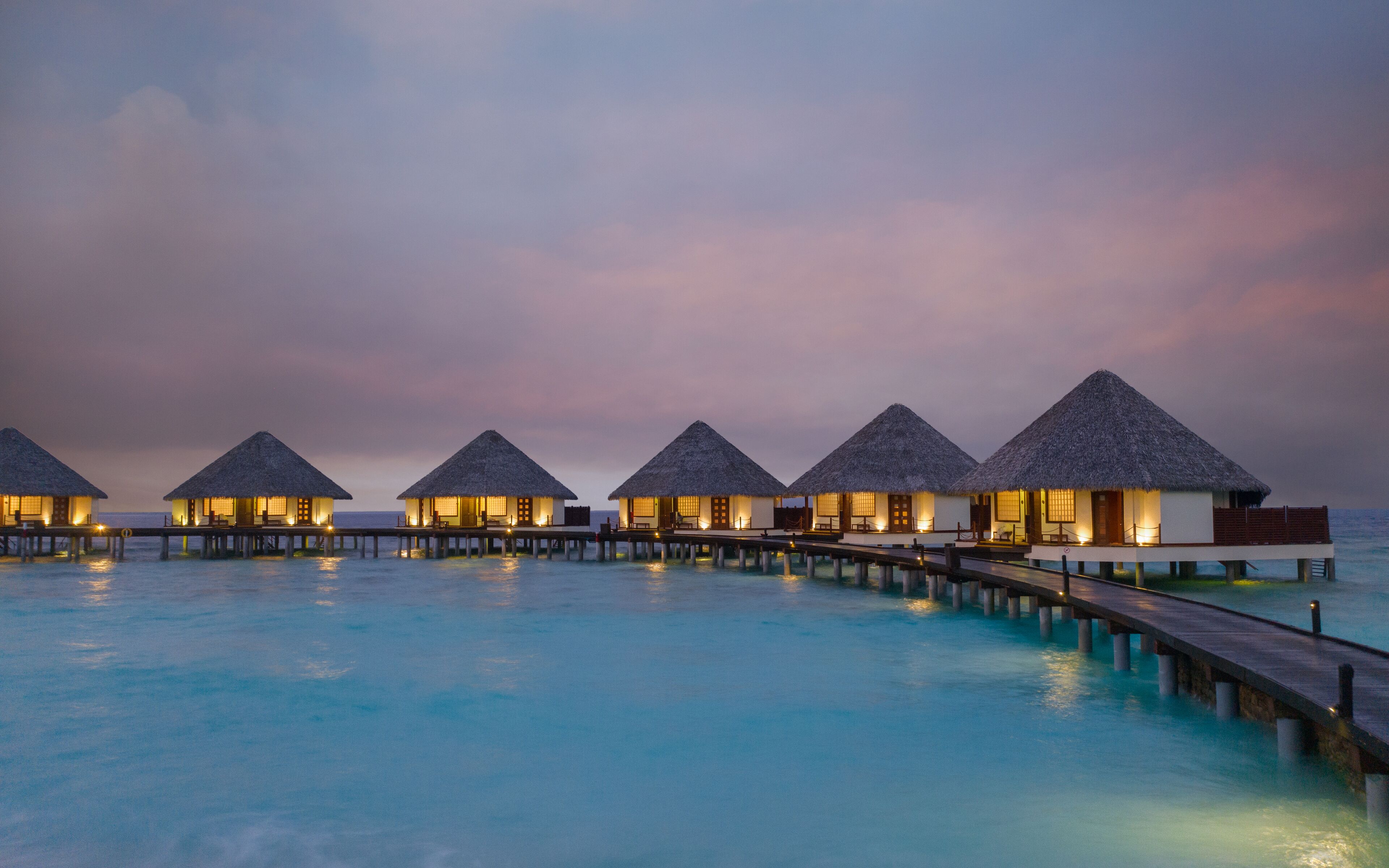 Over water villa With Jacuzzi  | Frigobar, cofres nos quartos, escrivaninha, cortinas blackout