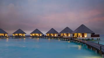 Over water villa With Jacuzzi | Frigobar, cofres nos quartos, escrivaninha, cortinas blackout