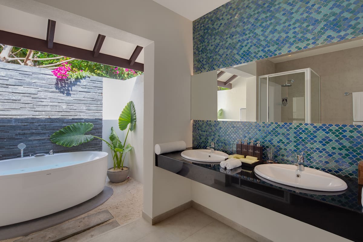 Shower, free toiletries, hair dryer, slippers