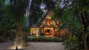 Meedhupparu Residence with Pool | Minibar, in-room safe, desk, blackout curtains