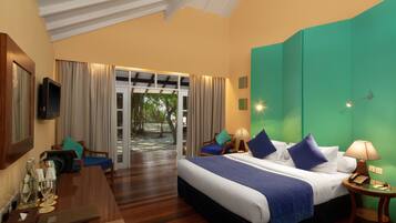 Minibar, caja de seguridad en la habitación y escritorio