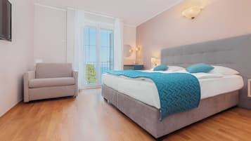 Desk, blackout drapes, free WiFi, bed sheets
