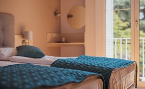 Escritorio, cortinas opacas, wifi gratis y ropa de cama